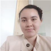 Profesora de español y literatura da clases a estudiantes de todas las edades